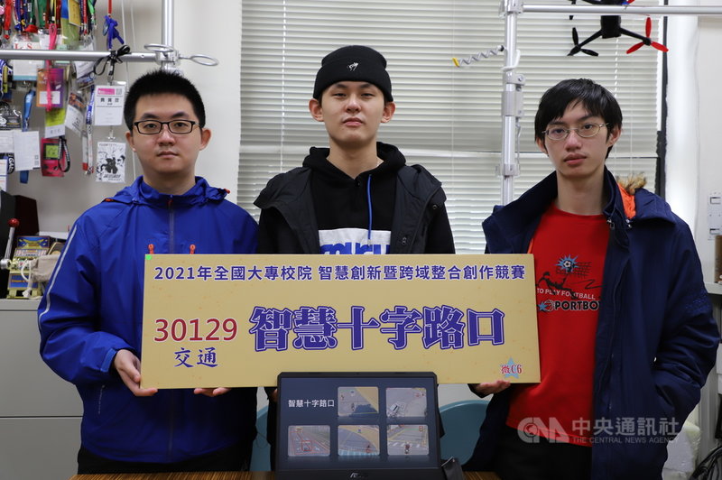 台灣科技大學資工系學生團隊研發智慧十字路口系統,獲全國大專校院智慧創新暨跨域整合創作競賽數位永續科技組第一名。(台科大提供)中央社記者許秩維傳真 110年12月9日