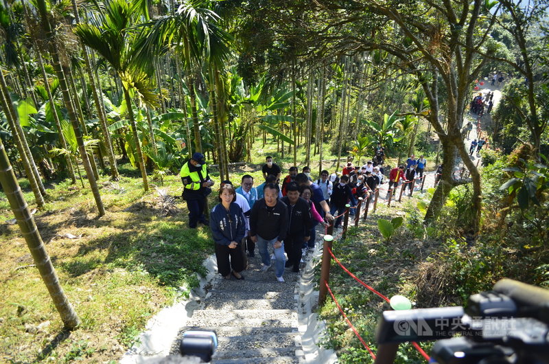 交通部觀光局補助興建嘉義縣竹崎鄉阿拔泉山稜線步道,9日落成啟用,步道全長1470公尺,爬升366公尺(平均坡度約25%),視野極佳。中央社記者蔡智明攝 110年12月9日