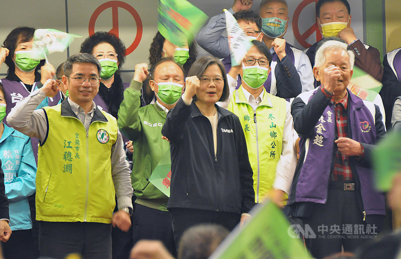 民進黨9日晚間在宜蘭舉辦公投說明會,總統蔡英文(前中)到場宣講,強調唯有公投「4個不同意」,台灣才能像注射疫苗後有保護力,也才能在國際上走出去。中央社記者沈如峰宜蘭縣攝 110年12月9日