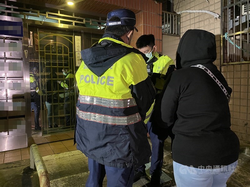 新北市警方8日晚間宣告偵破永和分屍案,9日凌晨持續在攻堅行動現場蒐證。 中央社記者黃旭昇攝 110年12月9日