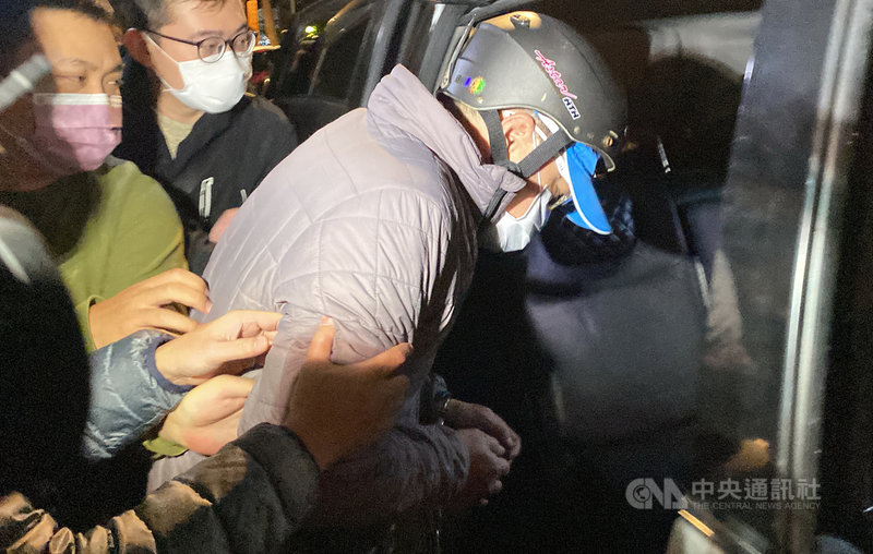 新北市永和分屍案,警方拘提涉殺父支解的符姓犯嫌(前),以殺人罪嫌移送。警方9日指出,過濾上百支監視器,並動員警力查訪與民眾提供線索交叉比對,成為破案關鍵。中央社記者黃旭昇新北攝 110年12月9日