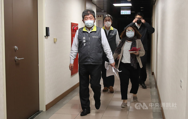 台北市P3實驗室人員驗出PCR陽性,中央流行疫情指揮中心指揮官陳時中(前)9日晚間召開臨時記者會,對外說明最新狀況及相關因應措施。中央社記者張新偉攝 110年12月9日