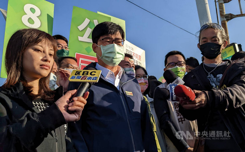 美商英特格8日宣布擴大投資南科高雄園區的新廠區至約1.6萬坪,將成英特格全球最大的製造基地。高雄市長陳其邁(前中)9日上午受訪表示,台積電是第一隻南飛的燕子,相信會帶來更多來半導體產業,盼能吸引更多北漂青年返鄉、為高雄增加更多就業機會。中央社記者曾以寧攝 110年12月9日