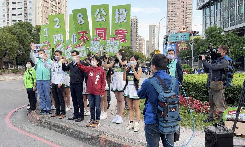 民主進步黨新北市黨部主委何博文(左2)9日上午8時領軍在板橋區捷運新埔站前路口,進行公投街頭宣講,呼籲民眾投下「4個不同意」,現場還有啦啦隊員齊呼口號,替台灣加油打氣,場面熱絡。中央社記者沈佩瑤攝 110年12月9日