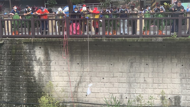 新北市永和區8日發現一具無頭浮屍,警方9日請消防局搜救大隊沿排水溝持續搜索,稍早傳出找到頭顱,將採集檢體送請比對DNA(去氧核醣核酸),以確認身分。(民眾提供)中央社記者沈佩瑤新北市傳真 110年12月9日