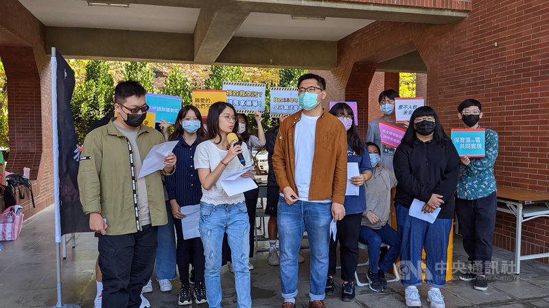 中山大學「放狗社」9日在校園理工走廊舉行「青年自決,返鄉投票」記者會與宣講活動,盼提升學生對18日登場的4大公投關注度,並返鄉投票,用選票決定自己家園的模樣。中央社記者曾以寧攝 110年12月9日