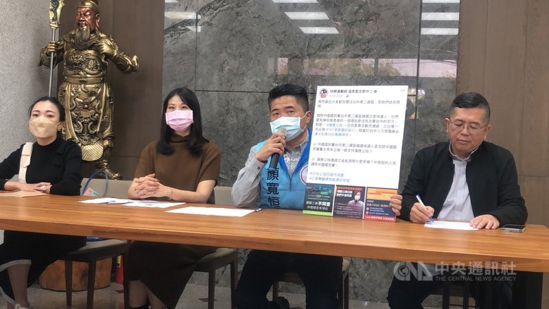 國民黨台中立委補選參選人顏寬恒(右2)9日在沙鹿服務處舉行記者會,表達拒絕台中電廠被迫增加500萬噸燃煤量來承接用電缺口,並承諾會守護台中人的健康。中央社記者趙麗妍攝 110年12月9日