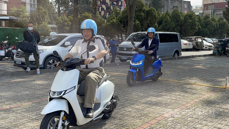 台灣機車龍頭廠商9日宣布第700座Ionex 3.0能源交換站,正式在金門開通啟用,啟用典禮在金門縣政府停車場舉行,縣長楊鎮浯(中右)與光陽工業執行長柯俊斌(中左)分乘機車體驗。中央社記者黃慧敏攝 110年12月9日