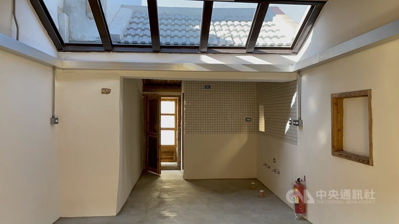 金門縣瓊林聚落清代時期街屋,最近完成整治;由於現在對面蓋滿房子,建築師封閉窗子改成置物櫃,另外增闢天窗,增加採光,古老的房子頓時明亮不少。中央社記者黃慧敏攝 110年12月9日