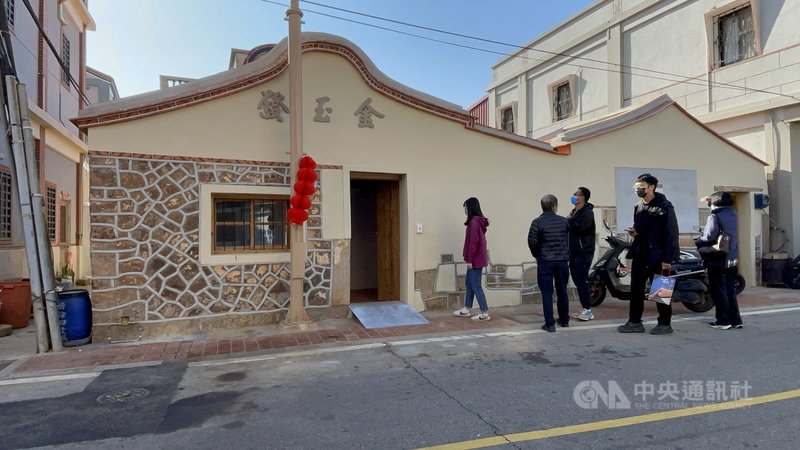 金門瓊林蔡氏千年聚落風華再現專案計畫完成,軍管時期的雜貨店「金玉發」右邊牆面磚塊遭砲彈剝落,結構補強立面整修後,外牆不對稱的紋路,反而成為亮點。中央社記者黃慧敏攝 110年12月9日