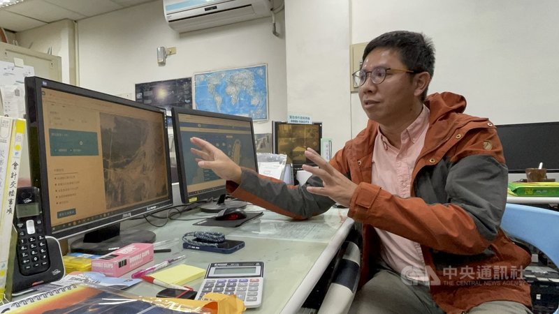 金門氣象站主任曹嘉宏(圖)說,金門地理位置特殊,對氣候的變化與台灣地區民眾不盡相同,每年春天華南雲雨系東移過程中,金門會先受到影響,台灣則要晚個半天或一天。中央社記者黃慧敏攝 110年12月9日