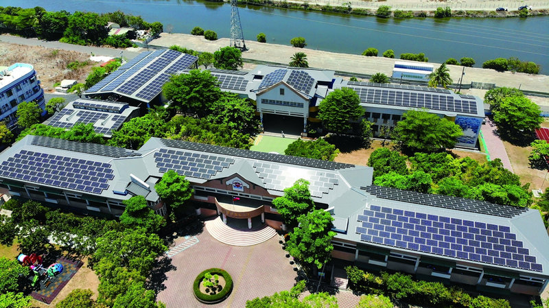 高雄市政府9日表示,高雄光電備案容量已達255MW,超過備案130MW的年度目標,工務局則指出,為因地制宜、打造高雄陽光城市形象,並配合氣候發揮在地建築特色,同步積極推動屋頂型、地面型和水面型光電設施。(高雄市政府提供)中央社記者曾以寧傳真 110年12月9日
