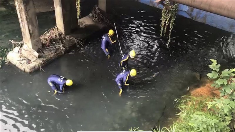 新北市永和分屍案偵破,警方案發12小時拘提涉殺父支解的符姓犯嫌;永和警分局9日請消防局搜救大隊沿著排水溝,尋找頭顱與肢體遺骸、犯案凶器等。(民眾提供)中央社記者黃旭昇新北傳真 110年12月9日