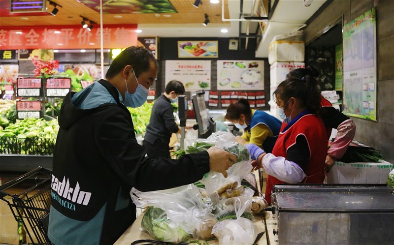 中國9日公布11月消費者物價指數年增2.3%,創15個月以來新高。圖為青海省超市。(中新社)