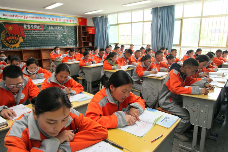 美國22日表示，將對強迫西藏兒童同化的中國官員實施限制簽證制裁。圖為拉薩市高中生上課情形。（中新社）