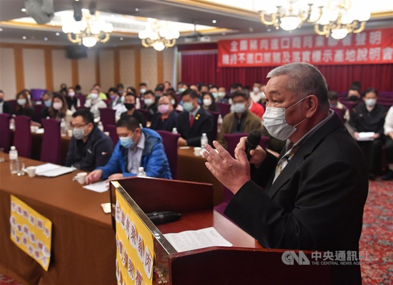 今年元旦起開放含萊劑(萊克多巴胺)豬肉進口,去年70幾家進口豬肉商齊聚發表「維持不進口萊豬及落實標示產地意向書」聲明,當時推派華漢冷凍食品公司董事長李春來(右)擔任代表發言。(中央社檔案照片)