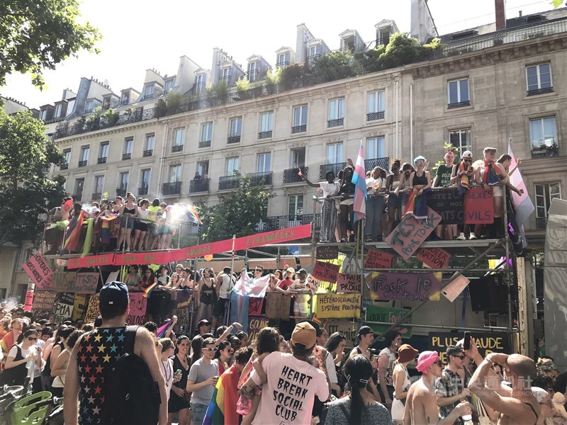法國參議院7日壓倒性一讀通過草案,禁止性傾向扭轉治療,違者最重會面臨3年刑期。圖為巴黎同志遊行。(中央社檔案照片)