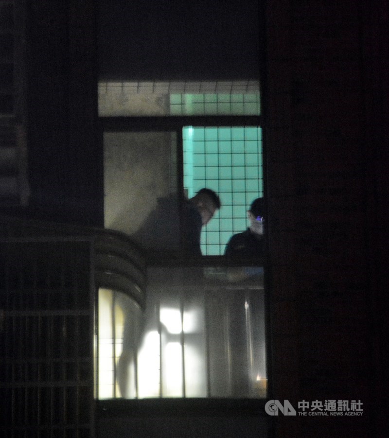 鑑識小組漏夜在疑為命案現場的公寓採集相關檢體。中央社記者黃旭昇新北攝 110年12月9日