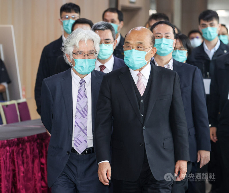 行政院長蘇貞昌(前右)9日下午在台北出席110年行政院模範公務人員頒獎典禮,與人事行政總處人事長施能傑(前左)一同步入會場。中央社記者鄭清元攝 110年12月9日