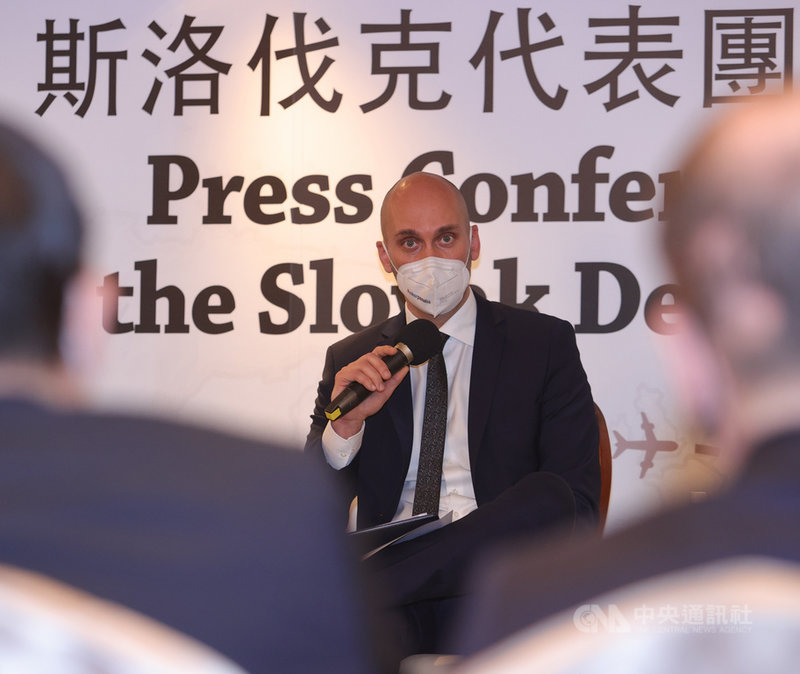 台灣與斯洛伐克9日簽署「第一屆台斯跨部會經濟合作諮商會議成果宣言」,為雙方在經貿、科研與觀光等領域的交流合作奠基。斯洛伐克經濟部政務次長佳雷克(Karol Galek)9日出席記者會並與媒體互動。中央社記者謝佳璋攝 110年12月9日