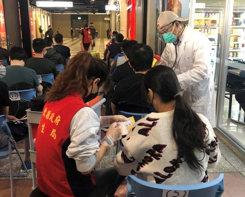 屏東縣衛生局11、12日將在潮州林後四林平地森林園區辦理藝術節時,設置疫苗接種站,歡迎民眾施打第3劑疫苗,並推出「打疫苗送好米」活動,鼓勵民眾施打。圖為屏東民眾日前接種疫苗情形。(屏東縣政府提供)中央社 110年12月9日