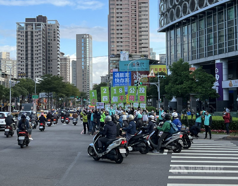 民主進步黨新北市黨部9日上午8時在板橋區捷運新埔站前路口進行公投街頭宣講,呼籲公投「4個不同意,台灣更有力」。中央社記者沈佩瑤攝 110年12月9日