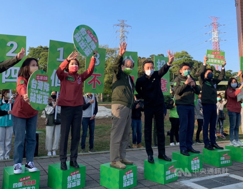 民進黨新竹市黨部持續舉辦公投街頭宣講,新竹市長林智堅(左4)日與黨籍立委柯建銘(左3)合體,在科學園區大門口宣傳「4個不同意」的公投立場。中央社記者郭宣彣攝 110年12月9日