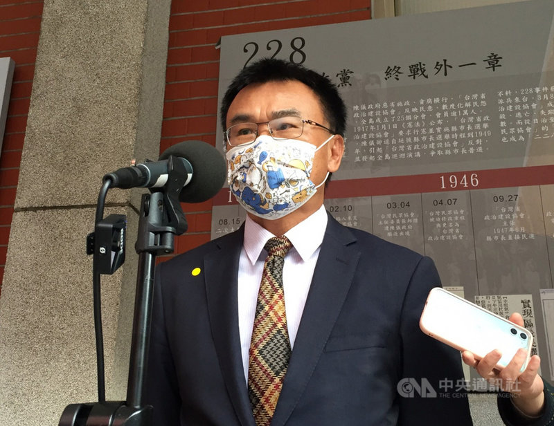 農委會主委陳吉仲9日在立法院接受媒體聯訪表示,因應中國暫停輸入台灣釋迦,外銷規劃出口5000公噸,已積極辦理,下週就會有好消息,將低溫、攝氏負40度冷凍鳳梨釋迦直接外銷日本。中央社記者楊淑閔攝 110年12月9日