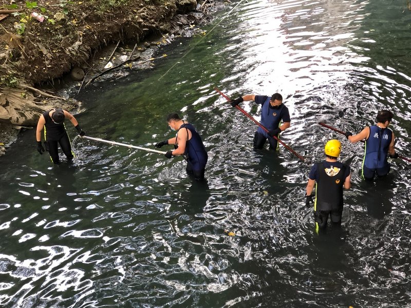 新北市永和區8日發生無頭分屍命案,警方10日上午打開水門降低水位,以利於搜尋凶器與肢體遺骸。(民眾提供)中央社記者黃旭昇新北傳真 110年12月10日