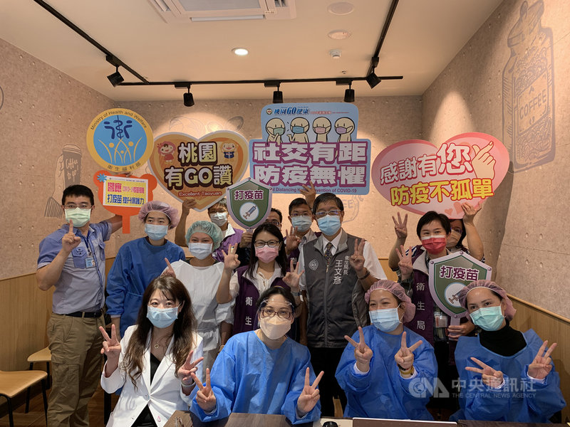 桃園市政府為提高COVID-19疫苗涵蓋率,6日起辦理莫德納疫苗接種專案活動,衛生局長王文彥(2排右2)10日帶隊到場接種第3劑,並與現場醫護人員合影。中央社記者葉臻攝 110年12月10日