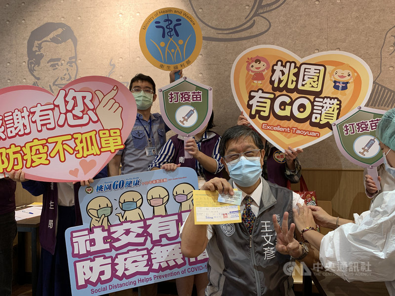 為提高COVID-19疫苗涵蓋率,桃園市政府辦理莫德納疫苗隨到隨打專案,衛生局長王文彥(前右2)10日到全聯接種站接種第3劑。中央社記者葉臻攝 110年12月10日