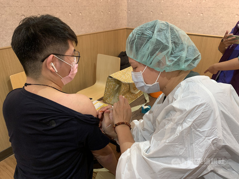 桃園市6日起辦理莫德納疫苗隨到隨打專案活動,衛生局統計,打疫苗送桃園好米活動自6日起至9日,累計設站15場,共施打2807人,預計至19日將辦理73場接種。中央社記者葉臻攝 110年12月10日