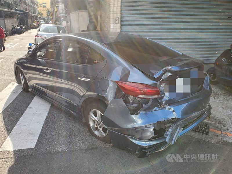 台北市警察局士林分局員警10日執行臨檢勤務時，一輛汽車衝撞臨檢點後逃逸，涉案車輛卡在北投區巷弄，駕駛倒車衝撞，員警開9槍嚇阻，隨後駕駛棄車逃逸，警方已鎖定涉案對象，將擴大追緝嫌犯到案。（翻攝畫面）中央社記者劉建邦傳真 110年12月10日