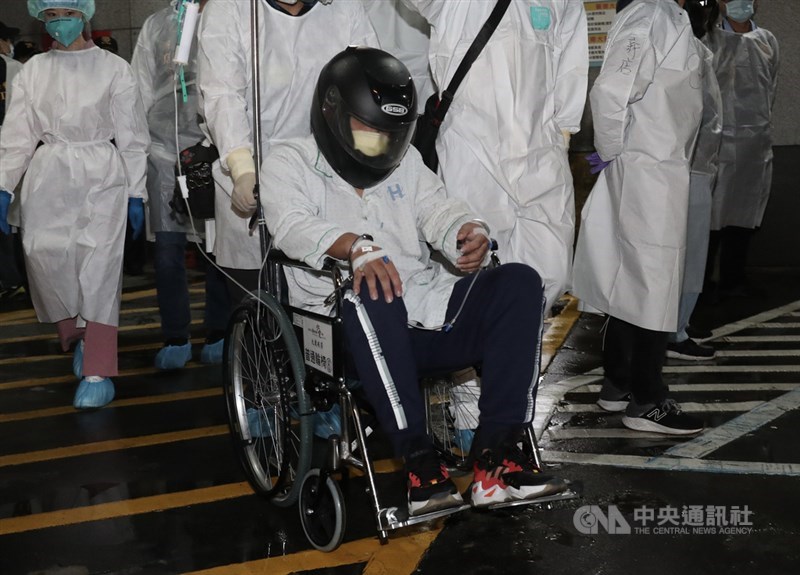 男子黃泳群(中)11月22日涉嫌在新店槍殺何姓男子後潛逃中國,8日被押解返台時因癲癇送醫。北檢10日凌晨以視訊複訊後向法院聲押,台北地院裁定黃泳群羈押禁見;晚間黃泳群出院後,將先送至台中看守所進行隔離,再予羈押。中央社記者吳家昇攝 110年12月10日
