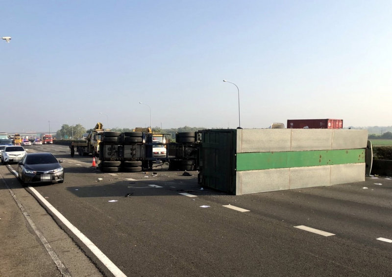 國道1號南下273.7公里處(嘉義路段)10日上午發生大貨車及聯結車追撞、側翻意外,所幸僅有張姓駕駛輕傷送醫。(國道警方提供)中央社記者黃國芳傳真 110年12月10日