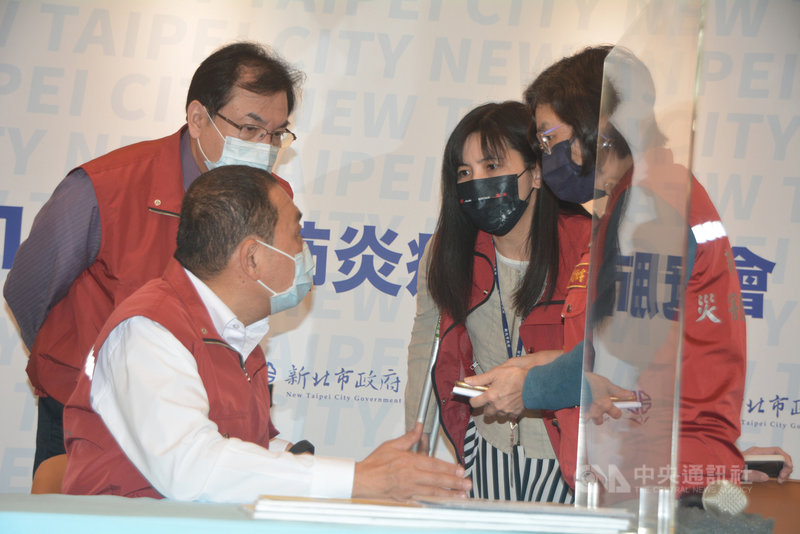 新北市長侯友宜(前左)、衛生局長陳潤秋(前右)10日舉行疫情說明會表示,歡樂耶誕城的大型活動仍持續舉行,呼籲參加民眾嚴守防疫規定,如果屬於居家隔離、檢疫、自主健康管理對象,務必停留在家裡不要參加活動。中央社記者黃旭昇新北攝 110年12月10日