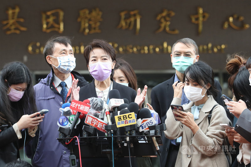 已離職中研院P3實驗室人員確診COVID-19(案16816),台北市副市長黃珊珊(左3)10日表示,確診者所屬全棟將靜置3天,若13日可復班,將助員工採檢、打疫苗;目前已採檢者都是陰性。中央社記者張新偉攝 110年12月10日