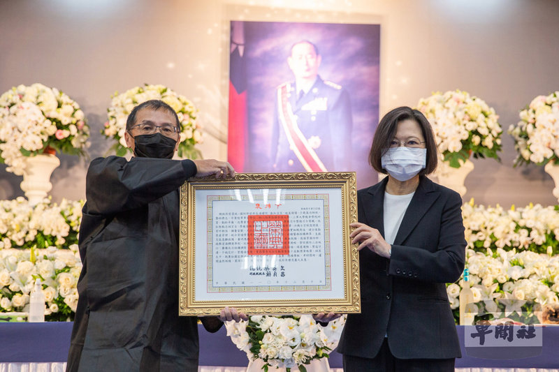 前國防部長湯曜明11月3日辭世,12月10日舉行公祭,總統蔡英文(右)頒發褒揚令。(國防部提供)中央社記者游凱翔傳真 110年12月10日