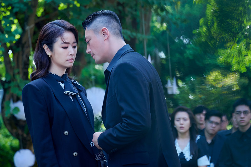 懸疑台劇「華燈初上」第2季公開演員霍建華(右)角色的真實身分,他在片中「嗆聲」林心如(左)揚言報仇,衝突一觸即發。(Netflix、百聿數碼提供)中央社記者王心妤傳真 110年12月10日