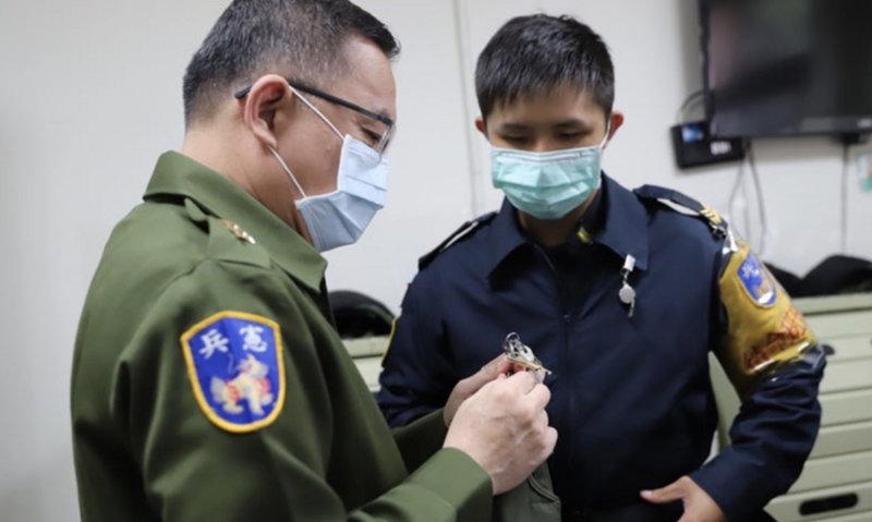 新任的憲兵指揮部指揮官周廣齊中將9日視導211憲兵營、總統官邸332營,強調以「一點生變,全面警戒」原則,確保維安。(青年日報提供)中央社記者游凱翔傳真 110年12月10日