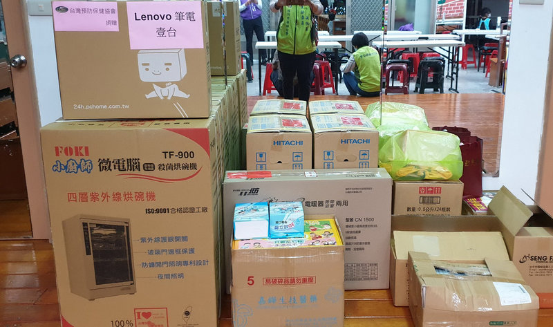 新北市藥師公會結合社會資源關懷新店地區教會幼童需求，10日捐贈防疫物資、兒童讀物、飲水機、電暖器、除濕機、烘碗機、筆記型電腦、兒童維他命營養品等，提供幼兒園下課後課輔與安親所需。（新北市藥師公會提供）中央社記者黃旭昇新北市傳真  110年12月10日