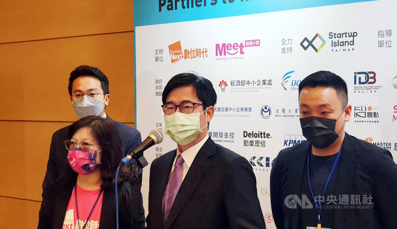 尼加拉瓜10日宣布與中華民國斷交。高雄市長陳其邁(右2)上午受訪表示,非常遺憾,中國從不會放棄國際空間打壓機會,但外交還是要持續努力,「越打壓我們越堅強」。中央社記者洪學廣攝 110年12月10日