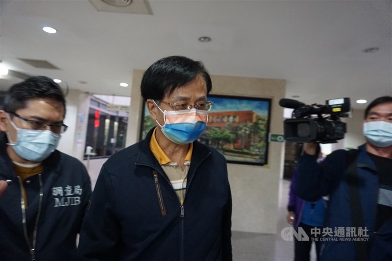 台北地檢署查出合庫商銀涉嫌配合潤寅集團提高授信額度,造成合庫商銀損失約新台幣1億元,北檢10日指揮調查局北機站搜索1處,並約談廖燦昌說明。廖燦昌面對媒體詢問不發一語。中央社記者林長順攝 110年12月10日
