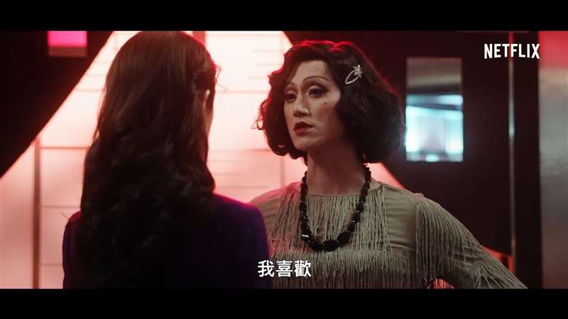 懸疑台劇「華燈初上」第一季播畢後討論度不減,第二季演員吳慷仁(右)以第三性媽媽桑著女裝登場。(圖取自Netflix Asia YouTube頻道網頁youtube.com)