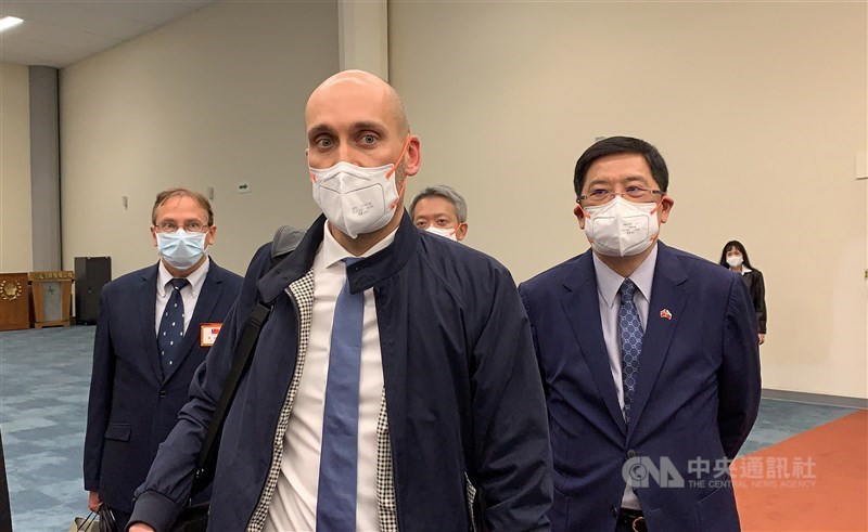 斯洛伐克訪問團結束訪台行程,10日晚間從桃園國際機場搭機離台,斯國經濟部次長佳雷克(Karol Galek)(前)在機場表示,這次訪台任務已完成,也締造台灣與斯洛伐克的經濟合作,斯洛伐克很高興有能分享相同價值觀的夥伴。中央社記者葉臻攝 110年12月10日