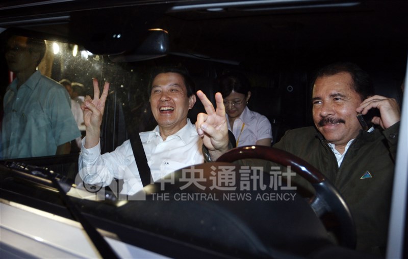 2009年尼加拉瓜總統奧蒂嘉(右)為展現誠意,親自開車邀時任總統馬英九(左)同車前往尼加拉瓜鄉村,訪視紅豆生產計畫。(中央社檔案照片)