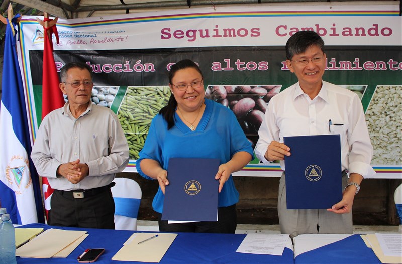 尼加拉瓜宣布與中華民國斷交。外交部發布聲明，全面停止雙邊合作及援助計畫。圖為2016年中華民國駐尼加拉瓜大使與尼國農牧科技署簽署「菜豆種子研究發展與生產推廣合作計畫」。（駐尼加拉瓜大使館提供）