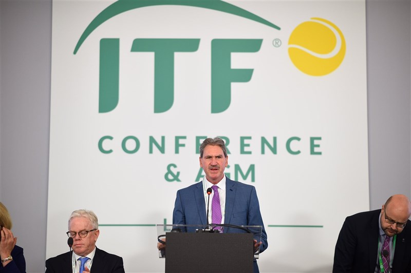 國際網球總會(ITF)主席哈格提(中)曾表示,不會為彭帥事件跟進WTA停辦中國賽事,但現在傳出ITF明年不會在中國辦世界網球巡迴賽。(圖取自twitter.com/haggertytennis)