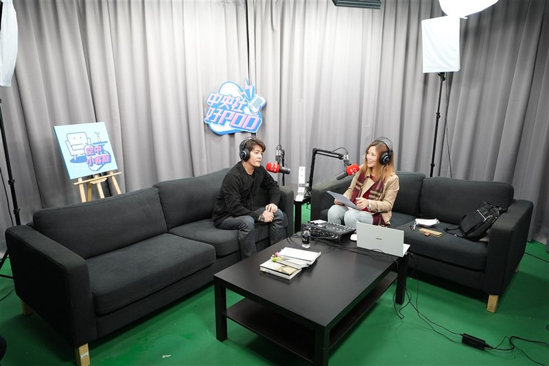謝哲青(左)在中央社Podcast節目「空中小客廳」分享旅行故事,不同形式與不同階段的旅行,都在人生刻鑿下痕跡。中央社記者鍾年剛攝 110年12月10日