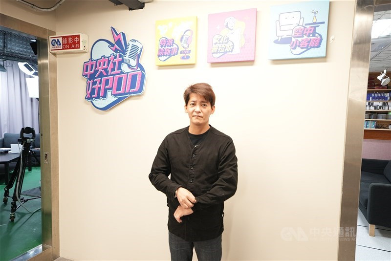 謝哲青(左)在中央社Podcast節目「空中小客廳」分享生命經歷,媽媽過世後他憶起母子倆撿菜的情景,還有話來不及告訴她。中央社記者鍾年剛攝 110年12月10日